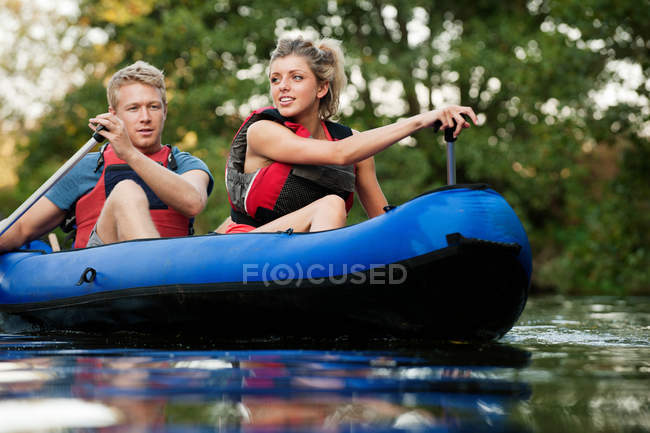 Couple kayaking in creek — Stock Photo