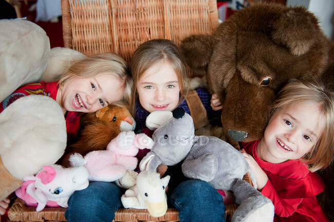 Girls playing with stuffed animals — Stock Photo