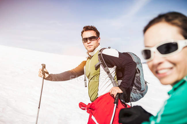 Two skiers looking at camera — Stock Photo
