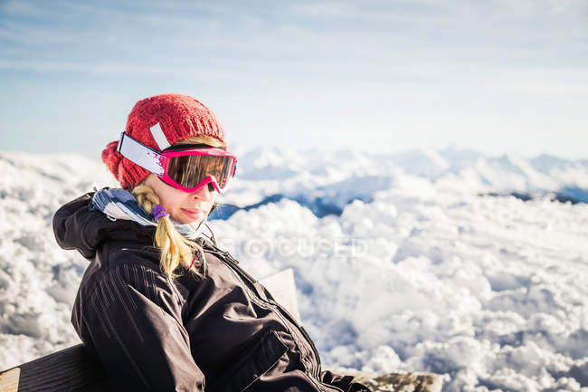 Female skier sitting on bench — Stock Photo