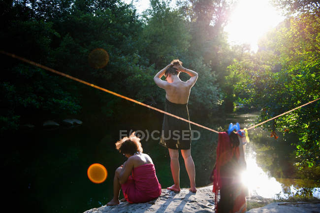 Due donne che si rilassano sul fiume — Foto stock