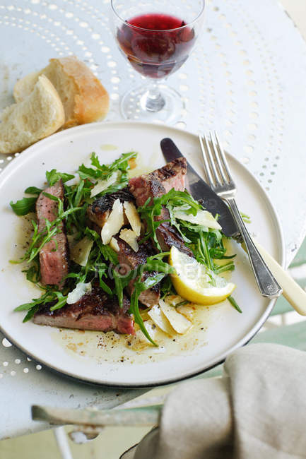 Rindfleisch mit Salat und Käse — Stockfoto
