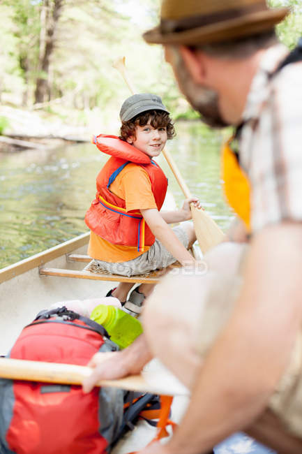 Pai e filho embalando canoa — Fotografia de Stock