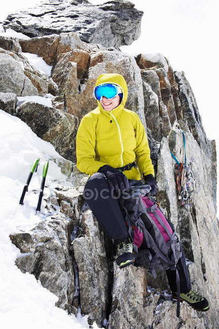 Mujer sentada en la montaña - foto de stock