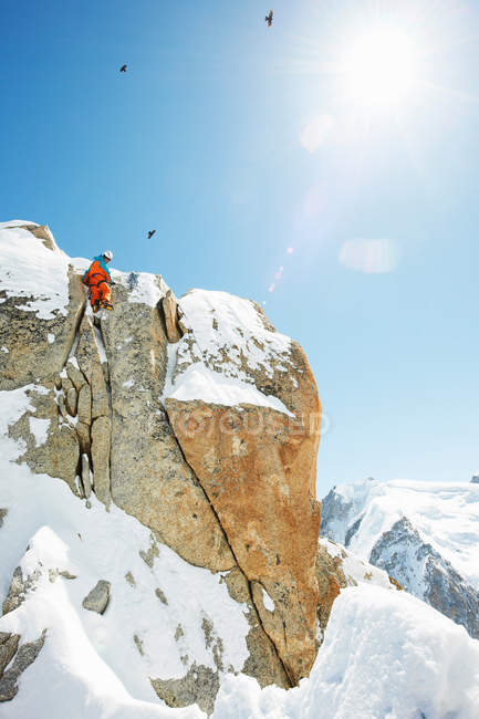 Hombre escalada en las montañas - foto de stock