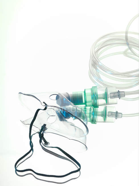 Máscara de oxígeno en blanco - foto de stock