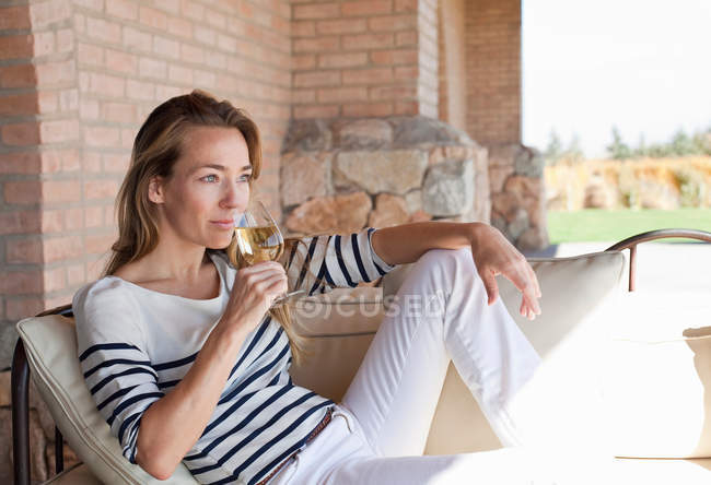 Mujer disfrutando del vino - foto de stock