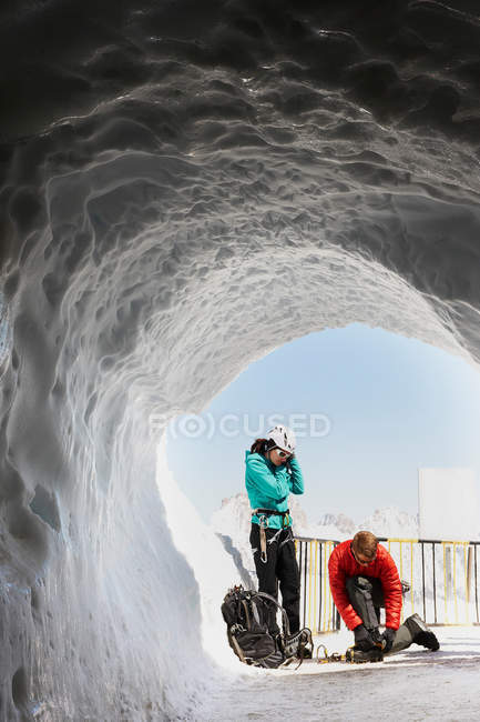 Escaladores equipos de fijación en la cueva de hielo - foto de stock