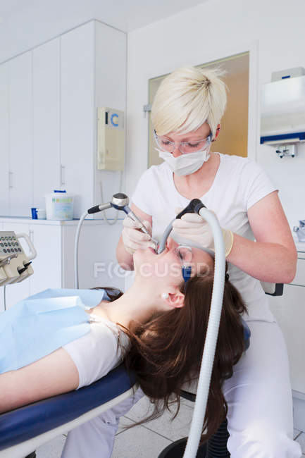 Стоматолог, работающий с зубами пациентов — стоковое фото