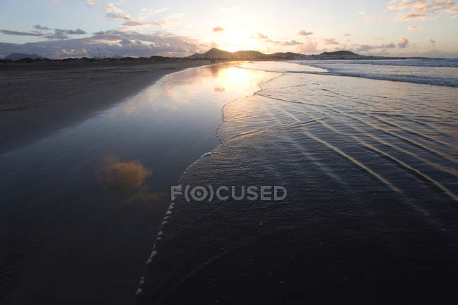 Vistas panorámicas de la playa de Famara - foto de stock