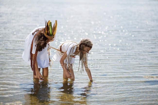 Meninas pescando em trajes nativos americanos — Fotografia de Stock
