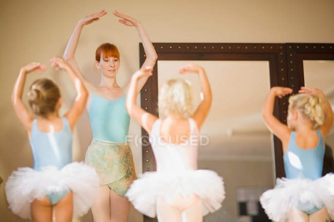 Дівчата танцюють в балетному класі — стокове фото