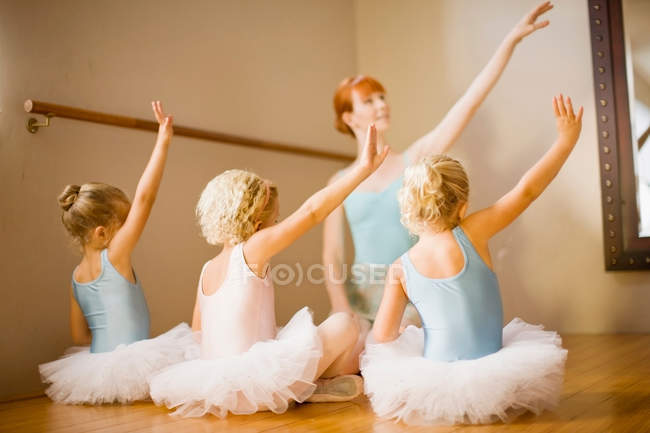 Дівчата танцюють в балетному класі — стокове фото
