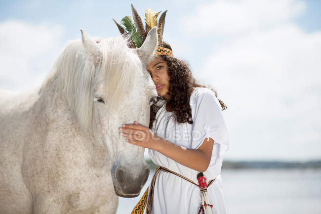 Дівчина обіймає коня на відкритому повітрі — стокове фото