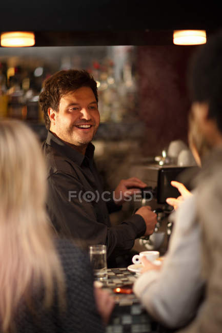 Barista taking orders at coffee shop — Stock Photo