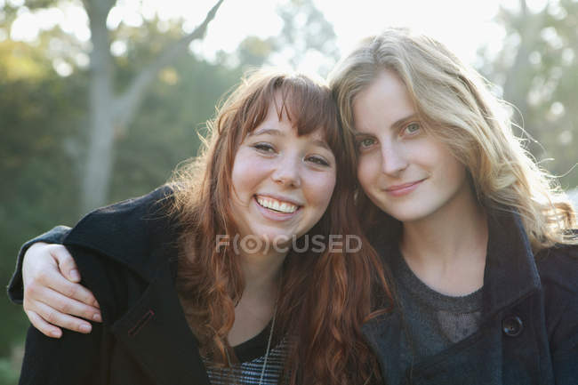 Meninas adolescentes abraçando ao ar livre — Fotografia de Stock