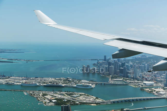 Flugzeugflügel über Miami — Stockfoto