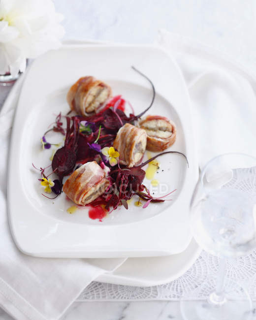Piatto di anguilla affumicata avvolto nella pancetta — Foto stock