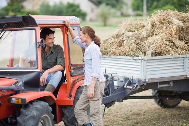 Farmer in truck talking to woman — Stock Photo