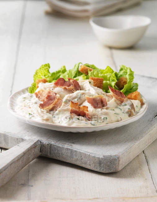 Teller mit Chicken Caesar Salat — Stockfoto