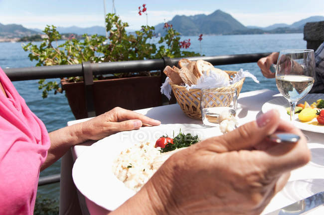 Обрезанное изображение пары, обедающей на открытом воздухе — стоковое фото