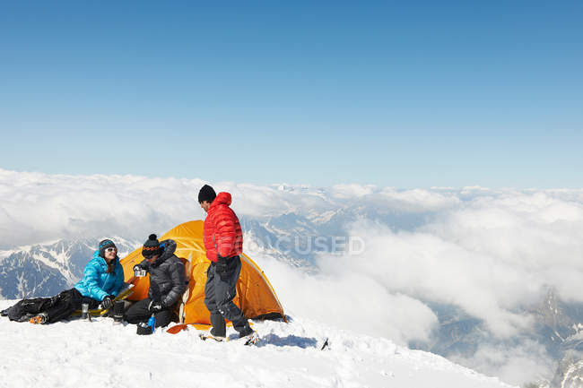 People drinking in mountain camp — Stock Photo