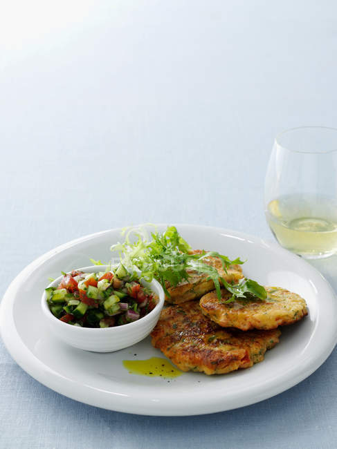 Plate of fish cakes and salad — Stock Photo