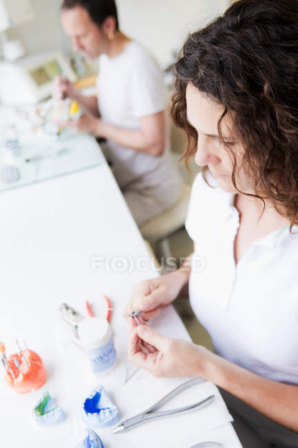 Zahnärzte arbeiten an Zahnersatz — Stockfoto