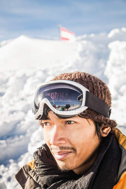 Retrato de esquiador masculino - foto de stock