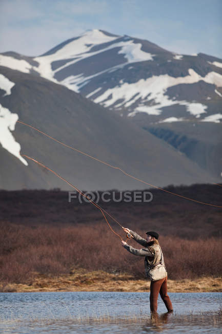 Homme pêche dans encore lac — Photo de stock