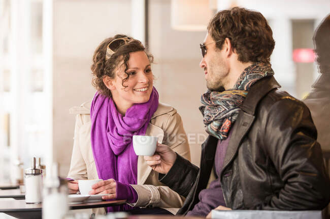 Пара має каву в тротуарному кафе — стокове фото