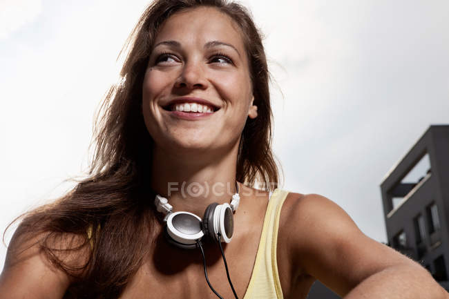 Frau mit Kopfhörern um den Hals — Stockfoto