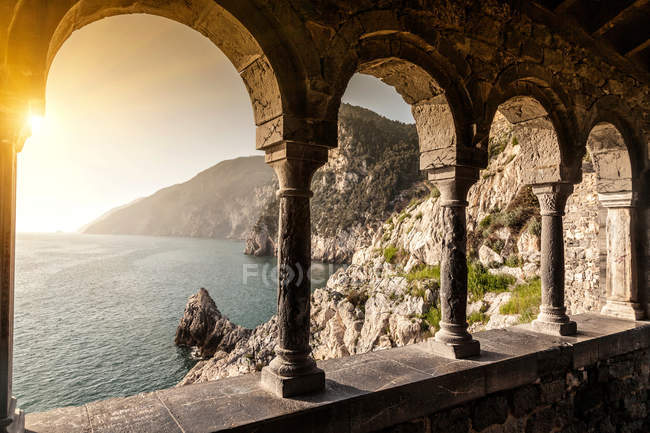 Вид на море через арки — стоковое фото