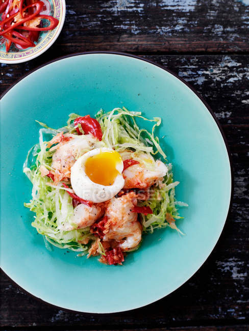 Тарелка яиц, мяса и салата — стоковое фото