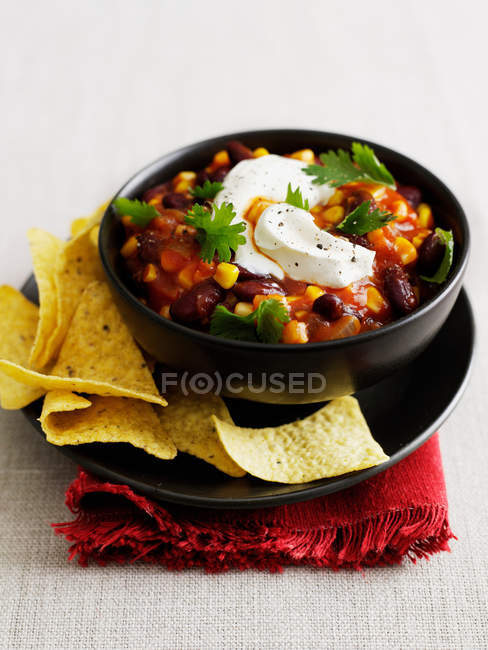 Bowl of chili with corn chips — Stock Photo