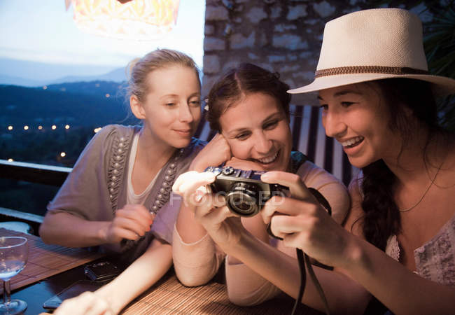 Women looking at digital pictures — Stock Photo