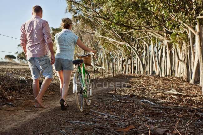 Couple marchant dans la forêt — Photo de stock
