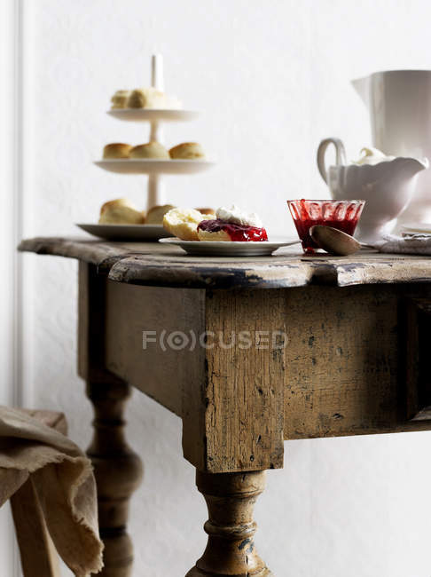 Biscuits with jam on table — Stock Photo