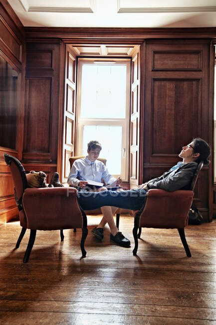 Мужчины дремлют в креслах — стоковое фото