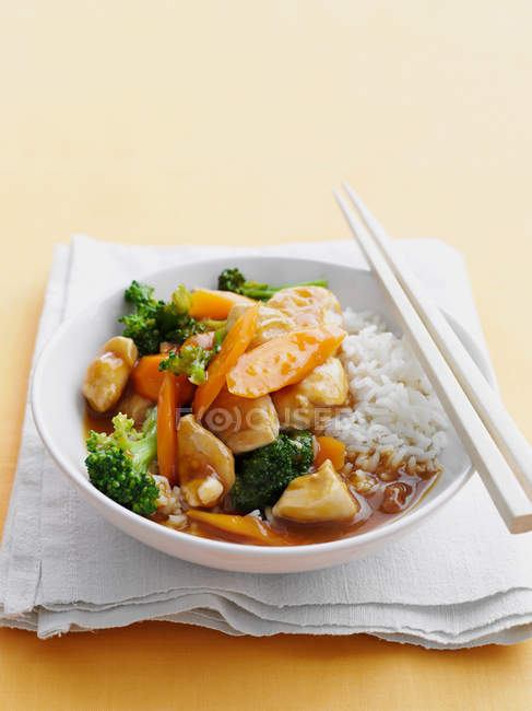 Sweet and sour chicken with rice — Stock Photo