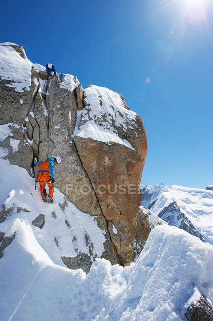 Two men mountain climbing — Stock Photo