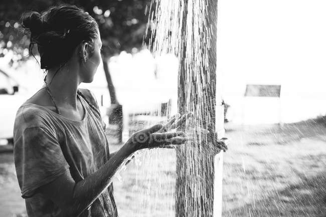 Donna con le mani nella doccia — Foto stock