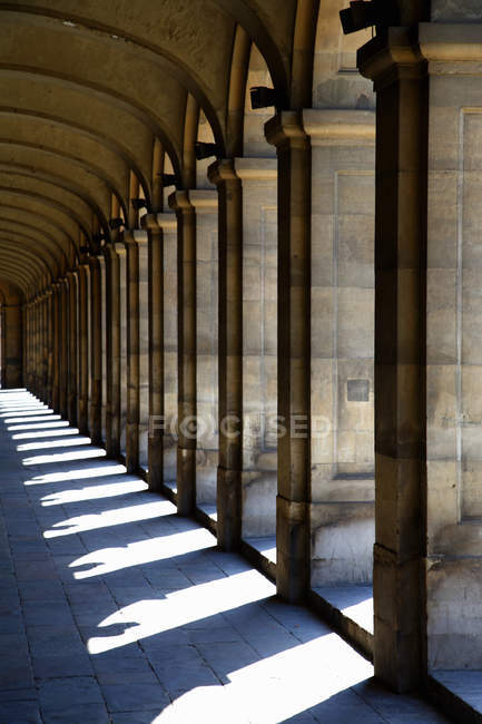 Солнце светит сквозь колоннаду — стоковое фото
