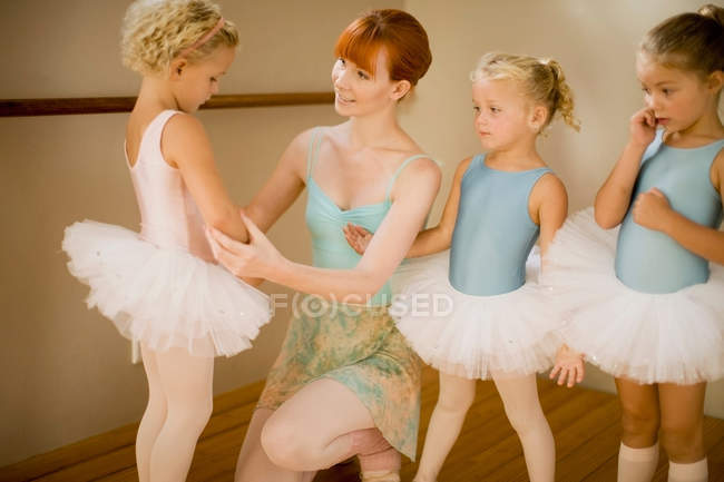 Professeur de ballet avec les étudiants — Photo de stock