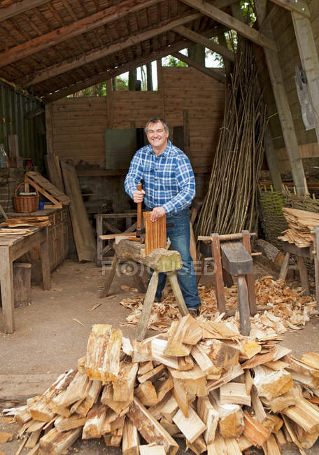 Mann schnitzte Holz im Geschäft — Stockfoto