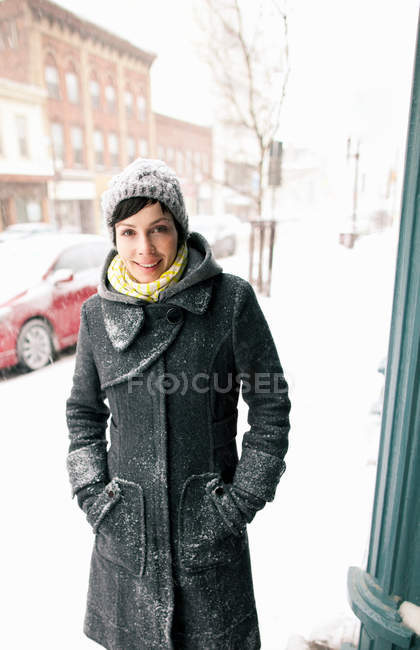 Mulher andando na rua nevada, foco seletivo — Fotografia de Stock