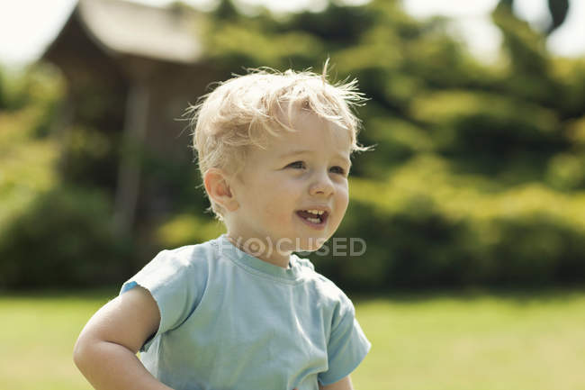 Маленький хлопчик в саду — стокове фото