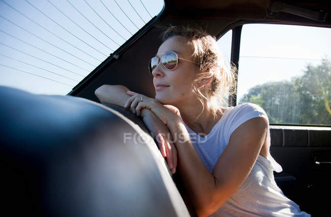 Mujer en la parte trasera del coche - foto de stock