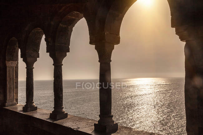 Luce del sole sul mare vista attraverso gli archi — Foto stock