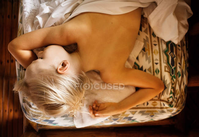 Mädchen schläft auf Kissen — Stockfoto
